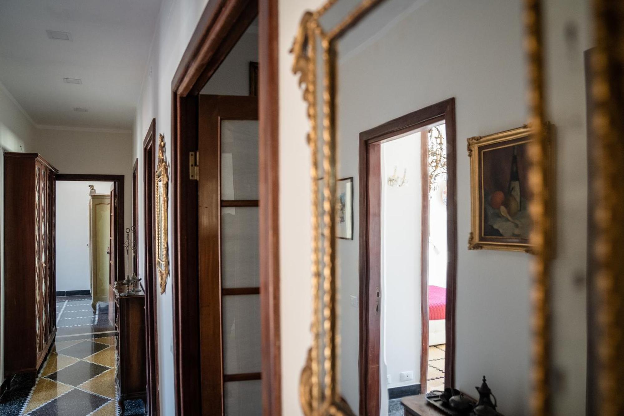 The Chandelier Genoa Bagian luar foto